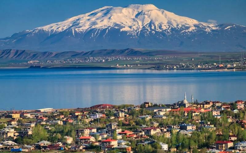 جاهای دیدنی وان در شب؛ تفریحات شبانه، کافه گردی و منظره دریاچه وان جاهای دیدنی وان در شب؛ تفریحات شبانه، کافه گردی و منظره دریاچه وان